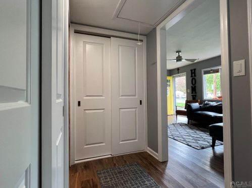 4 Crescent Rd, Edison NJ  08817-4125 exterior