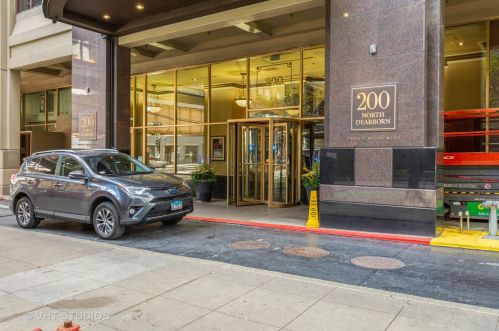 200 Dearborn St, Chicago IL  60601-1616 exterior