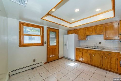 29 Westminster Ter, Town Center NJ 07052-2735 exterior