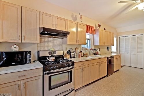 405 Pleasant Run Rd, Branchburg NJ 08853-4188 exterior