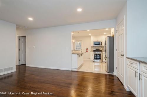 52 Bond St, East Freehold NJ 07728-2436 exterior