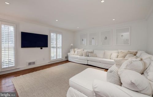 8701 Belmart Rd, Rockville MD  20854-1610 exterior