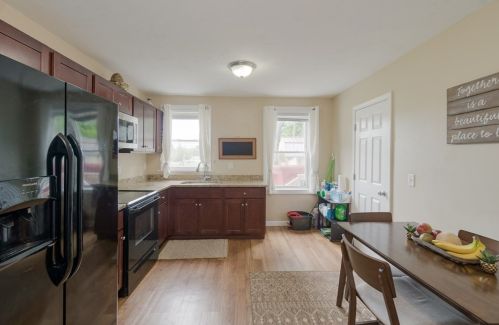 132 Oak St, Taunton MA 02780-4430 exterior