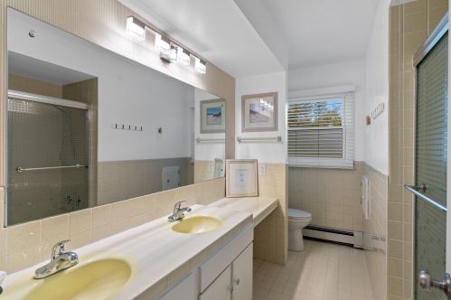 2415 Rochelle Ave, Milwaukee WI 53209-2624 exterior