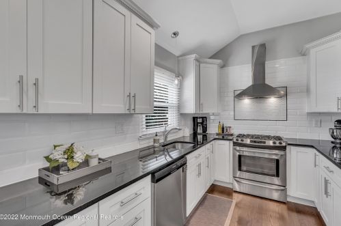 35 Arno St, Oakhurst NJ 07755-1002 exterior