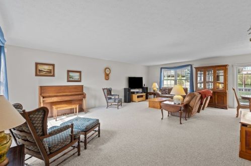 1336 Lesnett Rd, Pittsburgh, PA 15241-3422