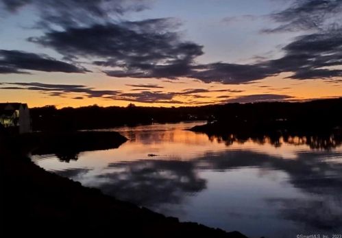 527 Popes Island Rd, Milford CT 06461-1741 exterior