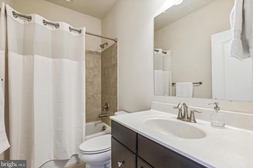 3570 Huntley Manor Ln, Alexandria VA  22306-5111 exterior