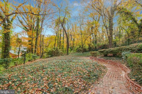 5837 Biscayne Dr, Alexandria VA  22303-1925 exterior