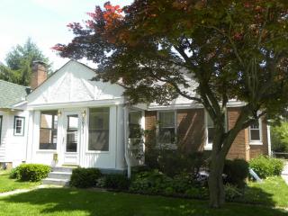 5933 Guilford Ave, Indianapolis IN  46220-2625 exterior