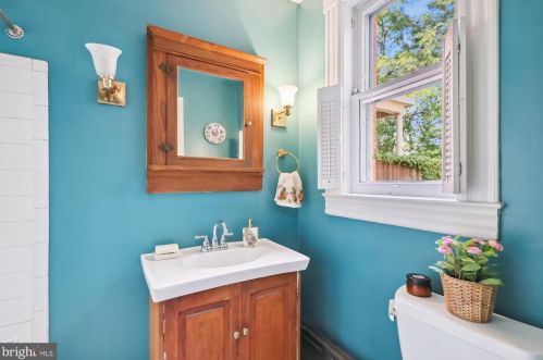 311 5 St, Washington DC 20003-1104 exterior