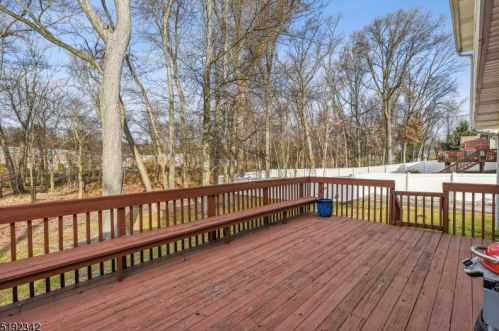 37 Conforti Ave, Town Center NJ  07052-2824 exterior