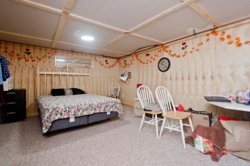 4 Mitchell Dr, Enfield CT 06082-4916 exterior