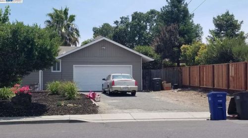 2226 Chalomar Rd, Concord, CA 94518-2505