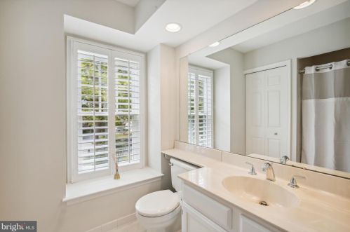 1006 Farm Haven Dr, Rockville MD 20852-4244 exterior