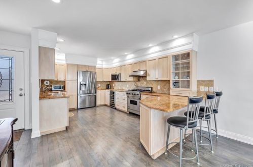 4 Lawrence Ct, Milford CT 06460-7336 exterior