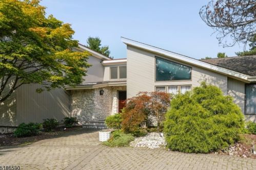 16 Lockhern Dr, Livingston, NJ 07039-6226