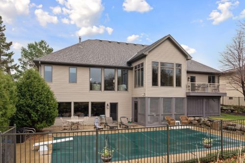 1676 Isabella Pkwy, Chaska MN 55318-3214 exterior