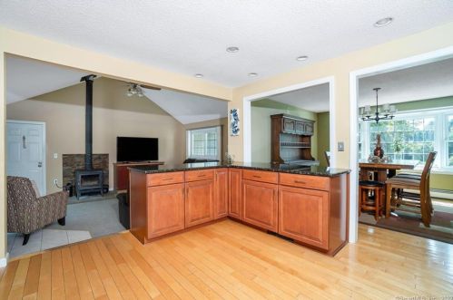 21 Celtic Ct, Enfield CT 06082-5777 exterior