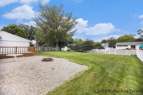 2160 Mayfair Ave, Meskegon MI 49441-3621 exterior