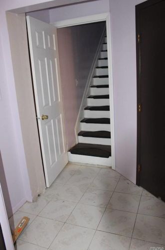 39 Waldinger St, Valley Stream NY 11580-3806 exterior