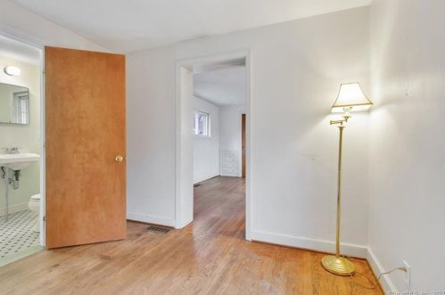 27 Essex St, Manchester CT 06040-4003 exterior