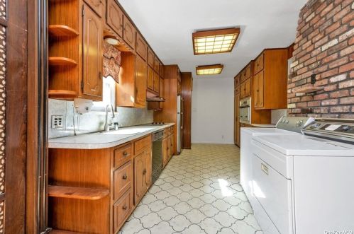 1081 Chestnut St, Valley Stream NY  11580-2157 exterior