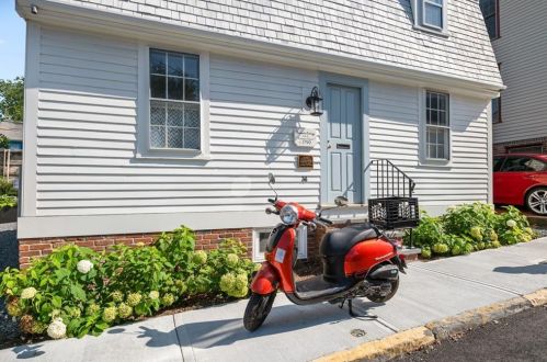 36 William St, Middletown, RI 02840-3307