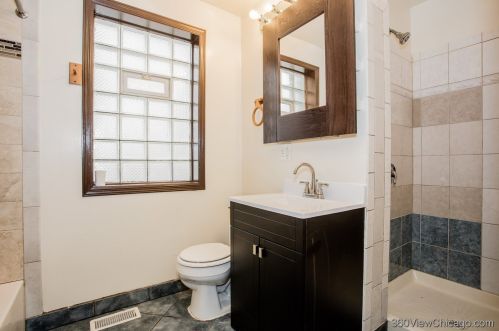 6900 Campbell Ave, Chicago IL 60645-4604 exterior