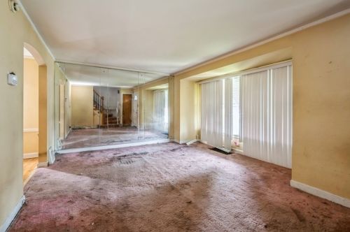 8737 East End Ave, Chicago, IL 60617-2734