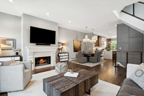 700 Orleans St, Chicago IL 60610-5017 exterior