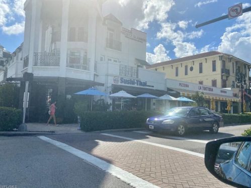 1923 Holiday Ln, Naples FL 34104-4225 exterior