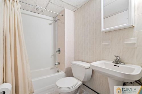 265 James Pl, Iselin NJ 08830-1226 exterior