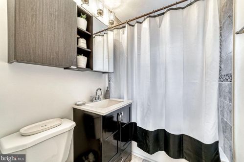 5637 Fenwick Dr, Alexandria VA 22303-1524 exterior