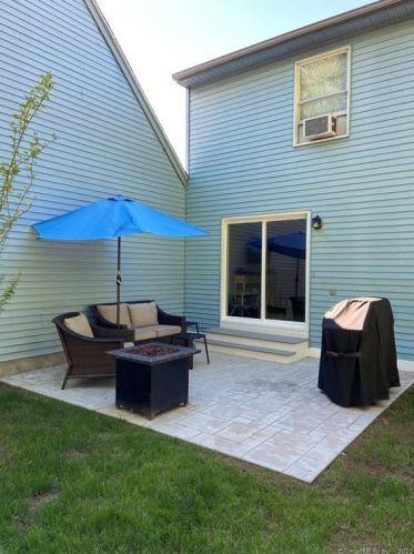 22 Bridle Path Ln, Manchester CT 06042-8303 exterior