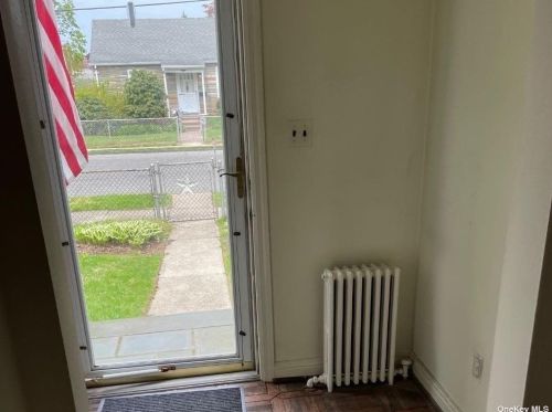 16 Leyden St, Huntington Station, NY 11746-1807