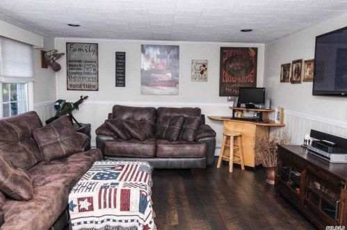 28 Cottonwood Dr, Commack NY 11725-2422 exterior