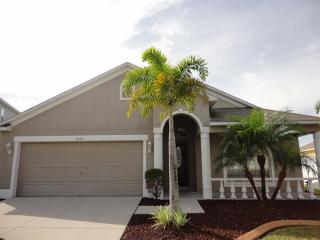 8424 Canterbury Lake Blvd, Tampa FL  33619-6668 exterior