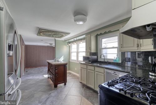 100 Acadia Dr, Riverton NJ 08077-3136 exterior