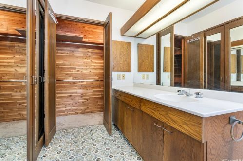 1572 Kalakaua Ave, Honolulu HI  96826-2401 exterior