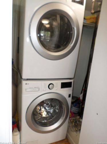 39733 Vlg Wood Ln, Novi MI 48375-4554 exterior