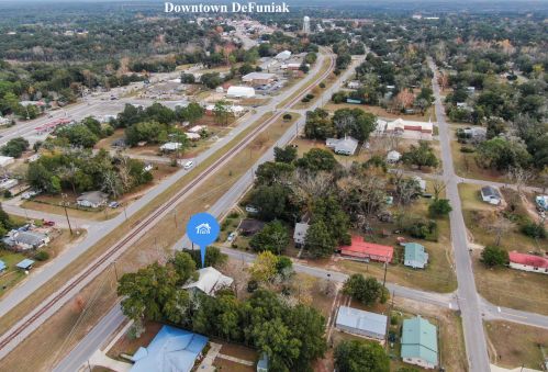 563 Live Oak Ave, Defuniak Springs, FL 32435-2246