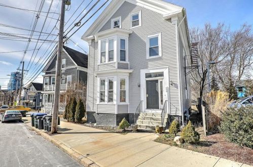 390 Hope St, Providence RI 02906-1638 exterior