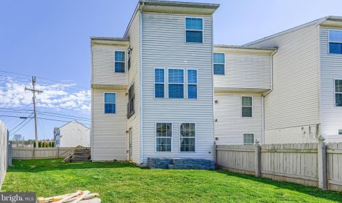 834 Blossom Dr, Hanover PA  17331-2073 exterior