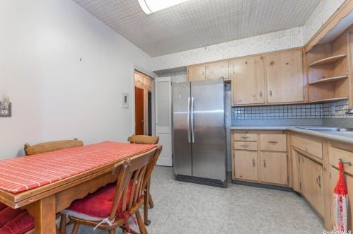 131 Bucknell Rd, Valley Stream NY 11580-5329 exterior