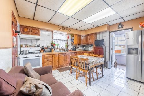 5833 Whipple St, Chicago IL 60659-3708 exterior