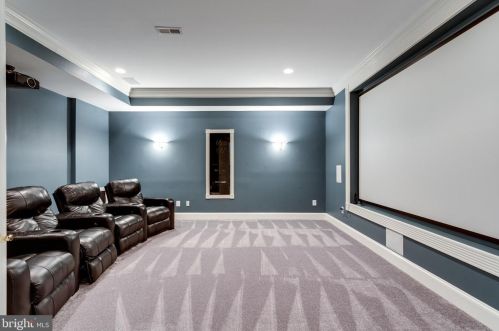 884 Alvermar Rdg Dr, Mc Lean VA 22102-1435 exterior