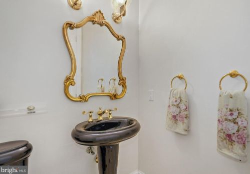 12705 Greenbriar Rd, Rockville MD 20854-6324 exterior