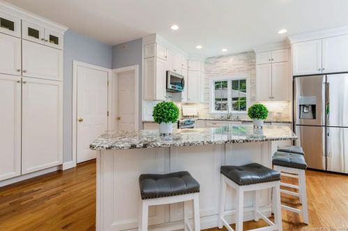 6 Chilstone Ln, Manchester, CT 06040-5651