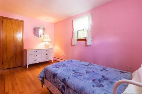 9 Beech Rd, Enfield CT exterior